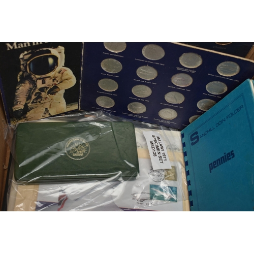 132 - A PLASTIC TRAY AND TWO CARDBOARD BOXES OF MIXED COINAGE, to include a 1978 Silver Proof Manx 20p in ... 