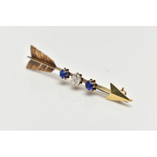 134 - A YELLOW METAL GEM SET ARROW BROOCH, polished arrow brooch with textured feathers, set with an old c... 