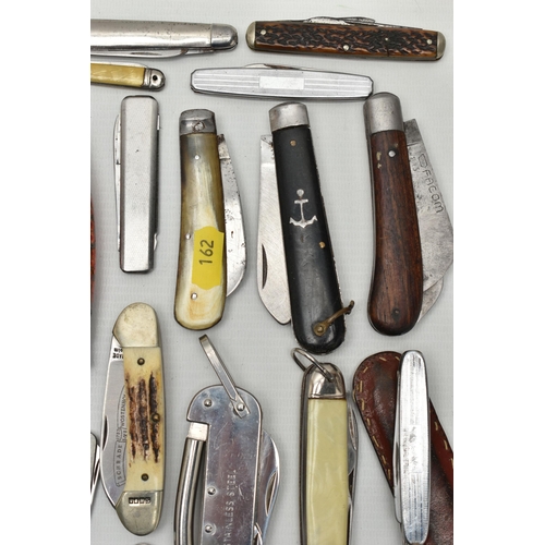 162 - A BOX OF ASSORTED PEN KNIVES, POCKET PRUNING KNIVES, ETC, some promotional items, Royal commemorativ... 