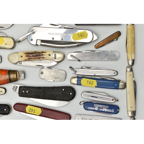 162 - A BOX OF ASSORTED PEN KNIVES, POCKET PRUNING KNIVES, ETC, some promotional items, Royal commemorativ... 