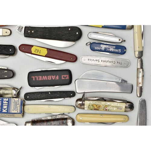 162 - A BOX OF ASSORTED PEN KNIVES, POCKET PRUNING KNIVES, ETC, some promotional items, Royal commemorativ... 