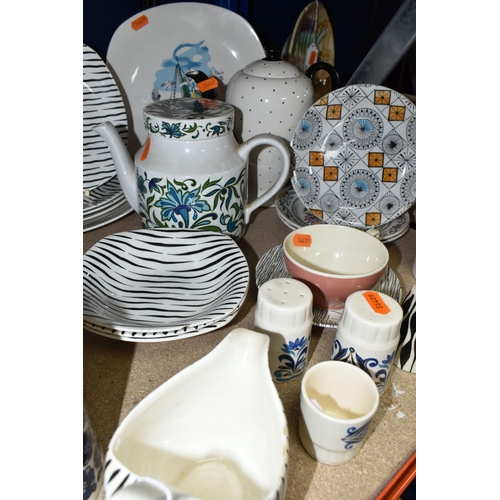 417 - A GROUP OF MID TWENTIETH CENTURY CERAMICS, to include nine pieces of Midwinter Zambezi pattern Fashi... 