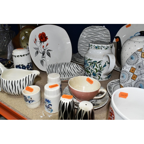 417 - A GROUP OF MID TWENTIETH CENTURY CERAMICS, to include nine pieces of Midwinter Zambezi pattern Fashi... 