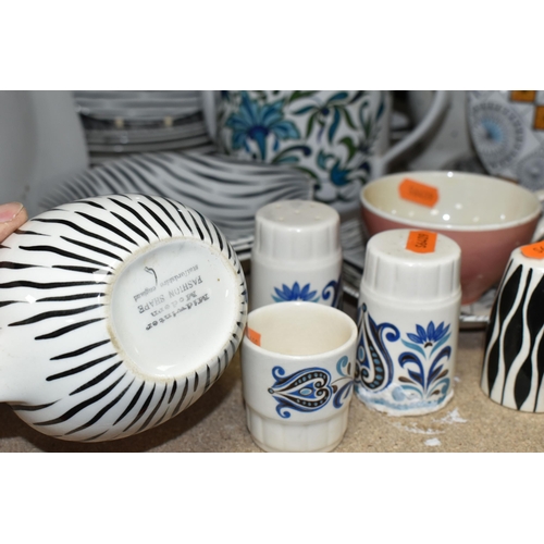 417 - A GROUP OF MID TWENTIETH CENTURY CERAMICS, to include nine pieces of Midwinter Zambezi pattern Fashi... 