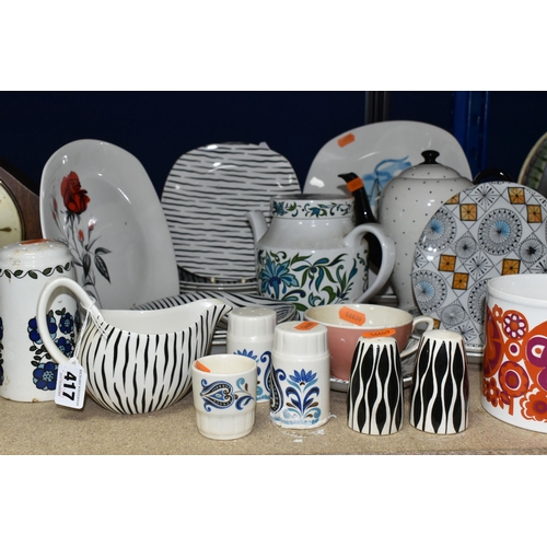 417 - A GROUP OF MID TWENTIETH CENTURY CERAMICS, to include nine pieces of Midwinter Zambezi pattern Fashi... 