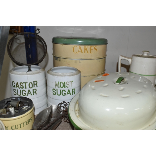 470 - A GROUP OF VINTAGE KITCHEN WARES, of a cream and green theme, to include Sadler Kleen Kitchen Ware t... 