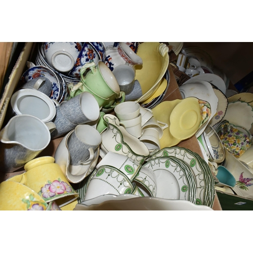 471 - FIVE BOXES OF TEA AND DINNER WARES, to include a box of blue and white dinner ware including Wood & ... 