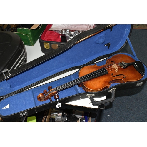 480 - A POSSIBLY JOHN BETTS VIOLIN with an internal handwritten paper label stating name, Royal Exchange, ... 