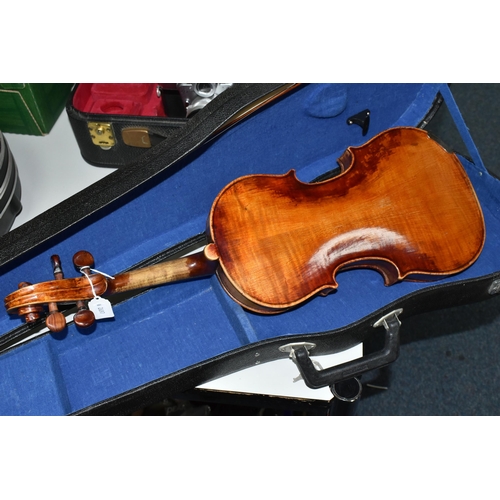 480 - A POSSIBLY JOHN BETTS VIOLIN with an internal handwritten paper label stating name, Royal Exchange, ... 