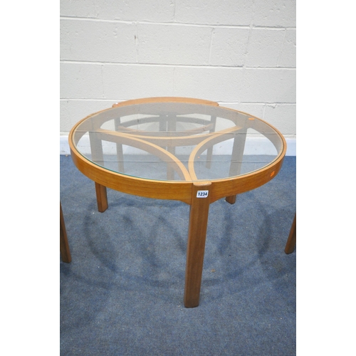 1234 - A MID CENTURY NATHAN TRINITY TEAK CIRCULAR COFFEE TABLE with a glass insert, with a matching set of ... 