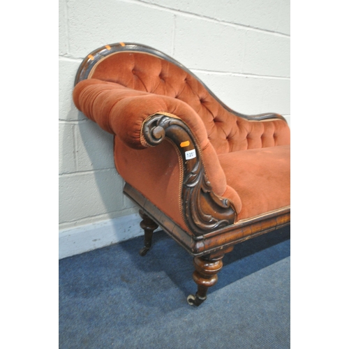 1252 - A VICTORIAN MAHOGANY CHAISE LONGUE, with red buttoned fabric, on turned legs and ceramic casters, Le... 