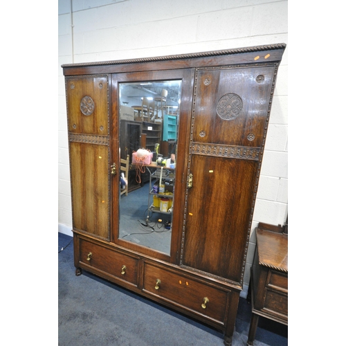 1362 - A EARLY 20TH CENTURY WARING AND GILLOWS OAK BEDROOM SUITE, comprising of a single mirrored door ward... 