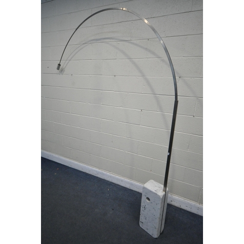 1382 - A 1970'S ACHILLE AND PIER GIACOMO CASTIGLIONI 'ARCO' ITALIAN LIGHT, the curved stainless steel stem ... 