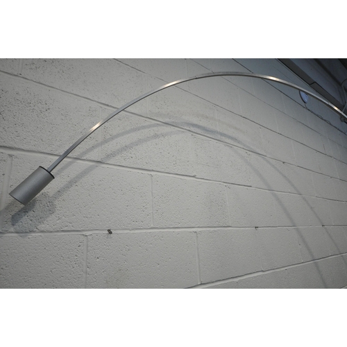 1382 - A 1970'S ACHILLE AND PIER GIACOMO CASTIGLIONI 'ARCO' ITALIAN LIGHT, the curved stainless steel stem ... 