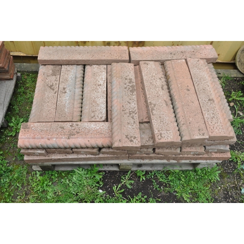 1002 - A QUANTITY OF WEATHERED RED COMPOSITE ROPE TOP GARDEN EDGING/BORDER (on a pallet, approx 36)