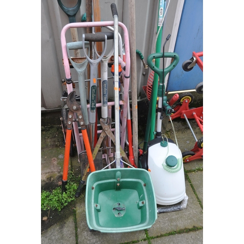 1016 - A QUANTITY OF GARDEN TOOLS to include a Coopers portable sprayer, telescopic tree lopper, rakes, spa... 