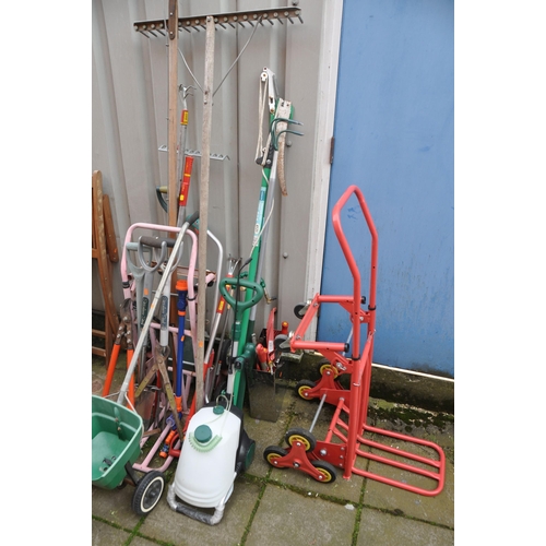 1016 - A QUANTITY OF GARDEN TOOLS to include a Coopers portable sprayer, telescopic tree lopper, rakes, spa... 