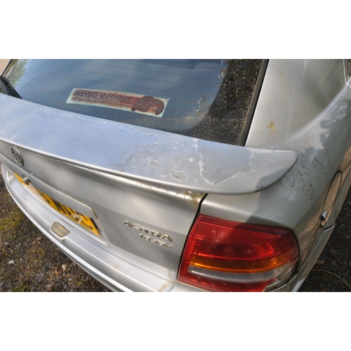 1019 - A VAUXHALL ASTRA FOUR DOOR SRI 1.8L PETROL CAR, silver in colour, with two keys and v5, registratioi... 