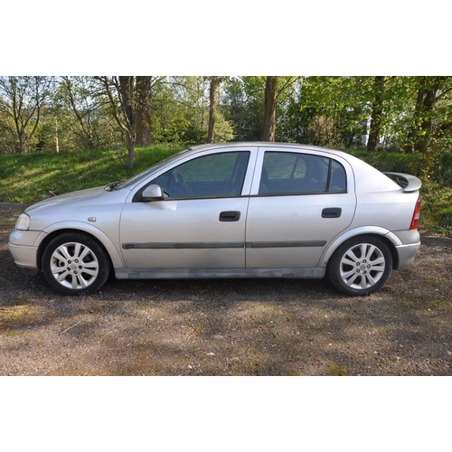 1019 - A VAUXHALL ASTRA FOUR DOOR SRI 1.8L PETROL CAR, silver in colour, with two keys and v5, registratioi... 