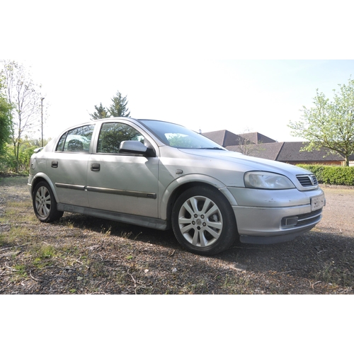 1019 - A VAUXHALL ASTRA FOUR DOOR SRI 1.8L PETROL CAR, silver in colour, with two keys and v5, registratioi... 