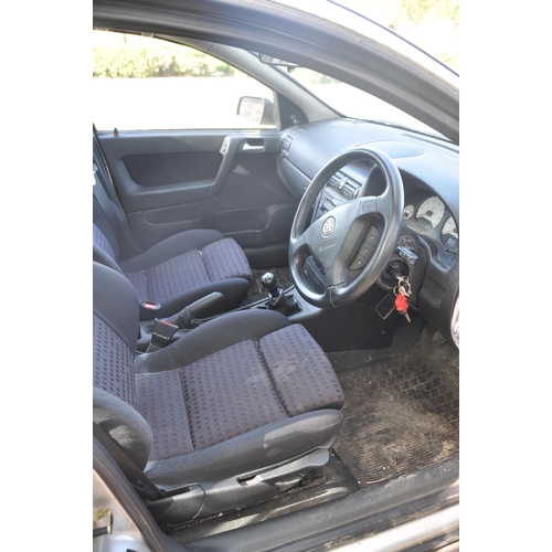 1019 - A VAUXHALL ASTRA FOUR DOOR SRI 1.8L PETROL CAR, silver in colour, with two keys and v5, registratioi... 