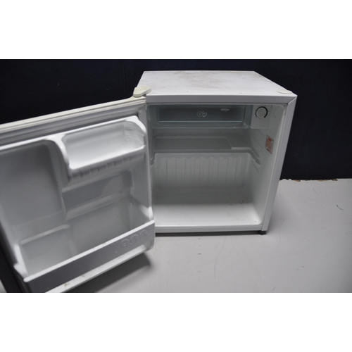 1055 - A LG GC-051SS TABLETOP FRIDGE with small freezer compartment measuring width 44cm x depth 46cm x hei... 