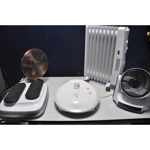 1069 - A SELECTION OF ELECTRICAL ITEMS to include a Coopers air matrix digital fan, Silvercrest SOR2600A1 r... 