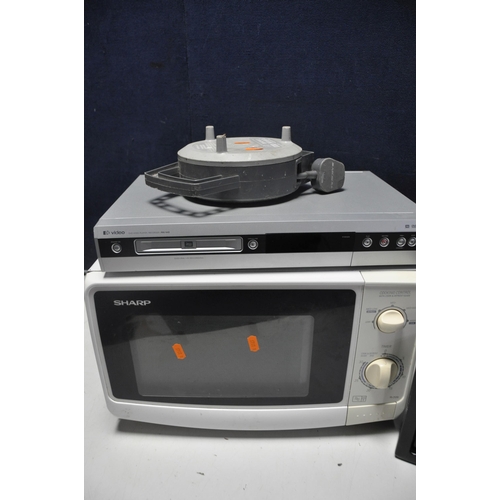 1074 - A SELECTION OF ELECTRICXAL ITEMS to include a Sharp R209 microwave, Grundig sky Digi box, Pye PRV645... 