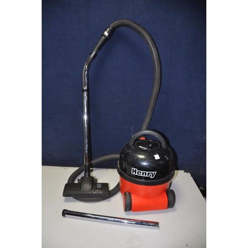 1100 - A HENRY HVR200-22 VACUUM CLEANER with pole and pipe (PAT pass and working)