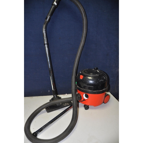 1100 - A HENRY HVR200-22 VACUUM CLEANER with pole and pipe (PAT pass and working)