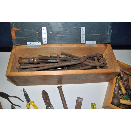 1121 - A WOODEN TOOLBOX containing vintage tools such as files, tin snips, chisels etc along with a tray of... 