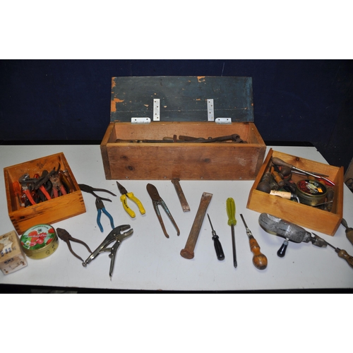 1121 - A WOODEN TOOLBOX containing vintage tools such as files, tin snips, chisels etc along with a tray of... 