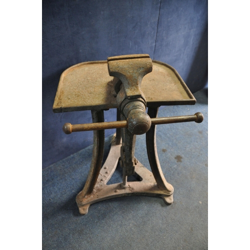 1133 - A VINTAGE LEG VICE on a cast iron base, measuring width 64cm x depth 75cm x height 94cm (VERY HEAVY)