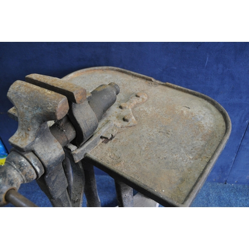 1133 - A VINTAGE LEG VICE on a cast iron base, measuring width 64cm x depth 75cm x height 94cm (VERY HEAVY)