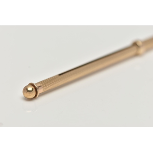 121 - A 9CT GOLD COCKTAIL STIRRER, engine turned pattern, sliding mechanism, hallmarked 9ct Birmingham, fi... 