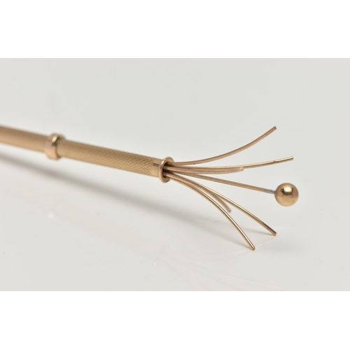 121 - A 9CT GOLD COCKTAIL STIRRER, engine turned pattern, sliding mechanism, hallmarked 9ct Birmingham, fi... 