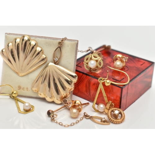 139 - A SELECTION OF EARRINGS AND A PENDANT, to include a pair of shell detailed earrings with post and sc... 