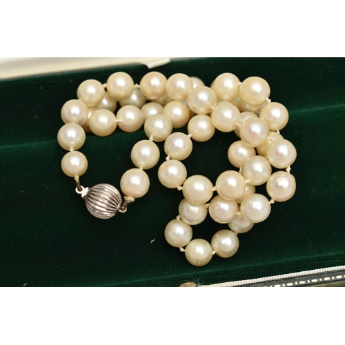 177 - A CULTURED PEARL NECKLACE, single row of individually knotted cream pearls with a slight pink hue, e... 