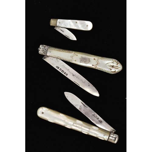 202 - THREE VICTORIAN / EDWARDIAN MOTHER OF PEARL AND SILVER FOLDING FRUIT KNIVES, the smallest with a pla... 