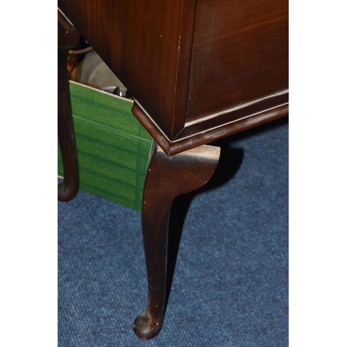 213 - A MAHOGANY FINISH THREE DRAWER SIDE TABLE CANTEEN OF COMMUNITY PLATE CUTLERY, the canteen on cabriol... 