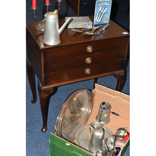 213 - A MAHOGANY FINISH THREE DRAWER SIDE TABLE CANTEEN OF COMMUNITY PLATE CUTLERY, the canteen on cabriol... 