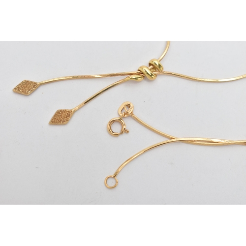 72 - AN 18CT GOLD LARIAT NECKLACE, a yellow gold fine snake chain fitted with textured diamond shape term... 