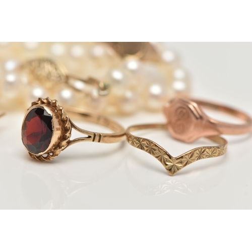 86 - AN ASSORTMENT OF 9CT AND YELLOW METAL JEWELLERY, to include an oval cut garnet in a collet setting r... 