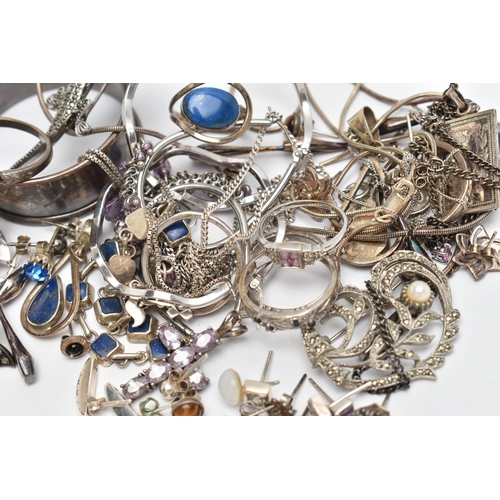 89 - AN ASSORTMENT OF WHITE METAL JEWELLERY, to include a white metal and lapis lazuli necklace and earri... 