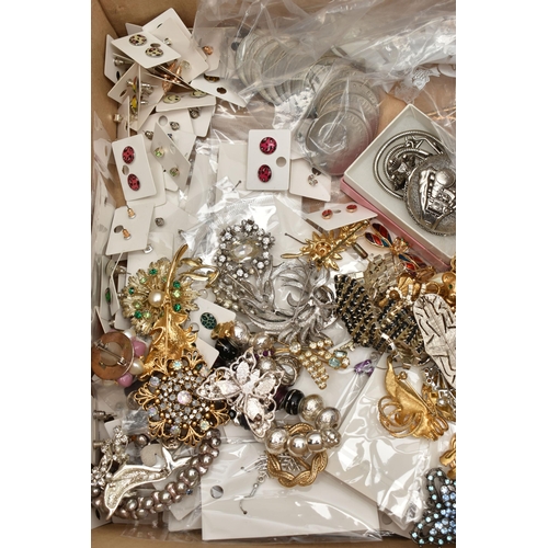 251 - A BOX OF ASSORTED JEWELLERY, to include an AF fine yellow metal trace chain, stamped 375, approximat... 