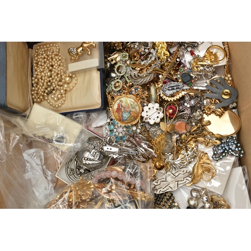 251 - A BOX OF ASSORTED JEWELLERY, to include an AF fine yellow metal trace chain, stamped 375, approximat... 