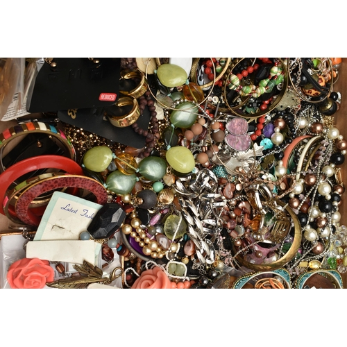 253 - A LARGE ASSORTMENT OF COSTUME JEWELLERY, to include bangles, bracelets, necklaces, brooches, earring... 