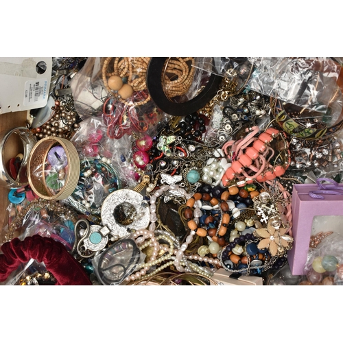 255 - A LARGE ASSORTMENT OF COSTUME JEWELLERY, to include bangles, bracelets, necklaces, brooches, earring... 