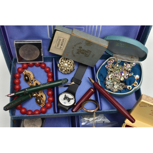 285 - A JEWELLEY BOX WITH CONTENTS, blue hinged jewellery box with contents such as an AF rolled gold bar ... 