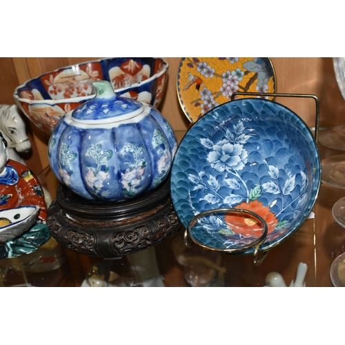 356 - FOUR PIECES OF LATE 19TH AND 20TH CENTURY ORIENTAL PORCELAIN AND A MODERN CLOISONNE PLATE, comprisin... 